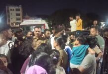 துப்பட்டாவை பிடித்து இழுத்த குடிபோதை நபருக்கு அடி உதை பாதிக்கப்பட்ட இளம்பெண் காவல்துறையினரிடம் வாக்குவாதம்.